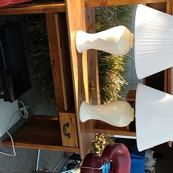 Desk exercise stuff, shoes,close, - Picture 1 of 4